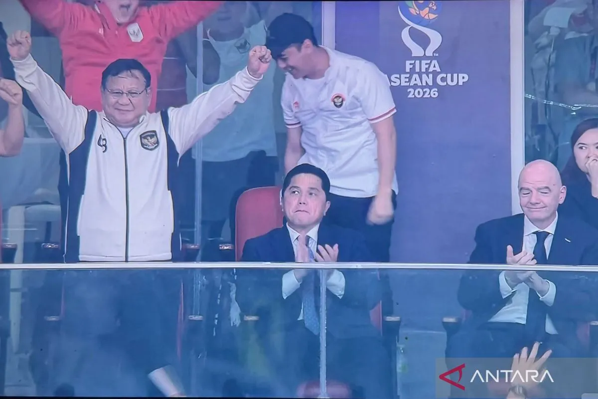 Prabowo Berdiri Rayakan Gol Dean James saat Indonesia Ungguli Thailand di Final FIFA ASEAN Cup 2026